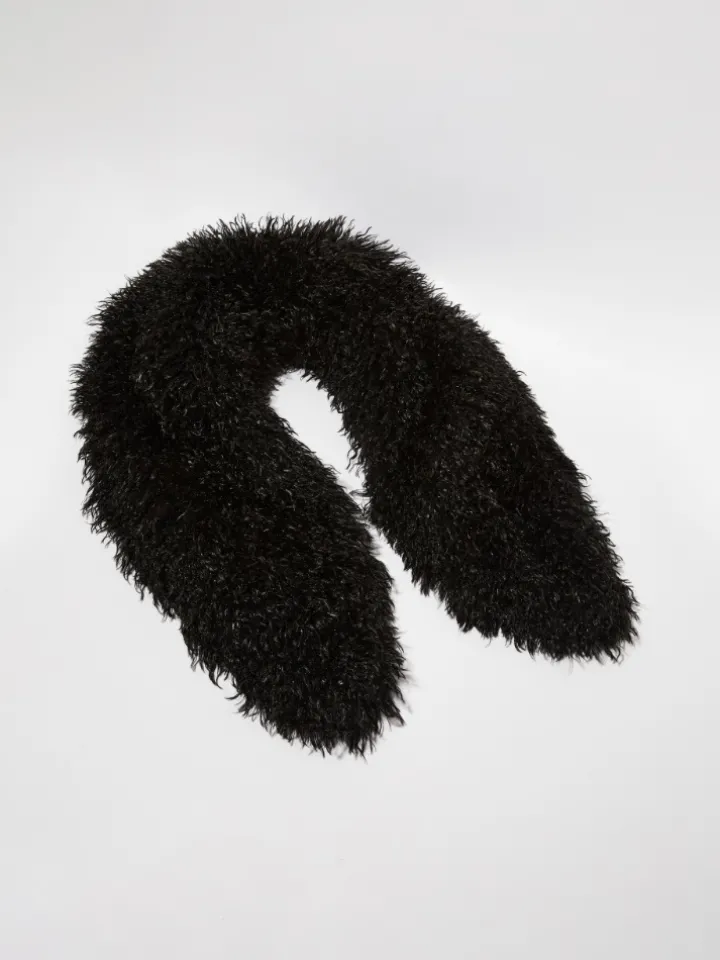 Frisé plush stole - black