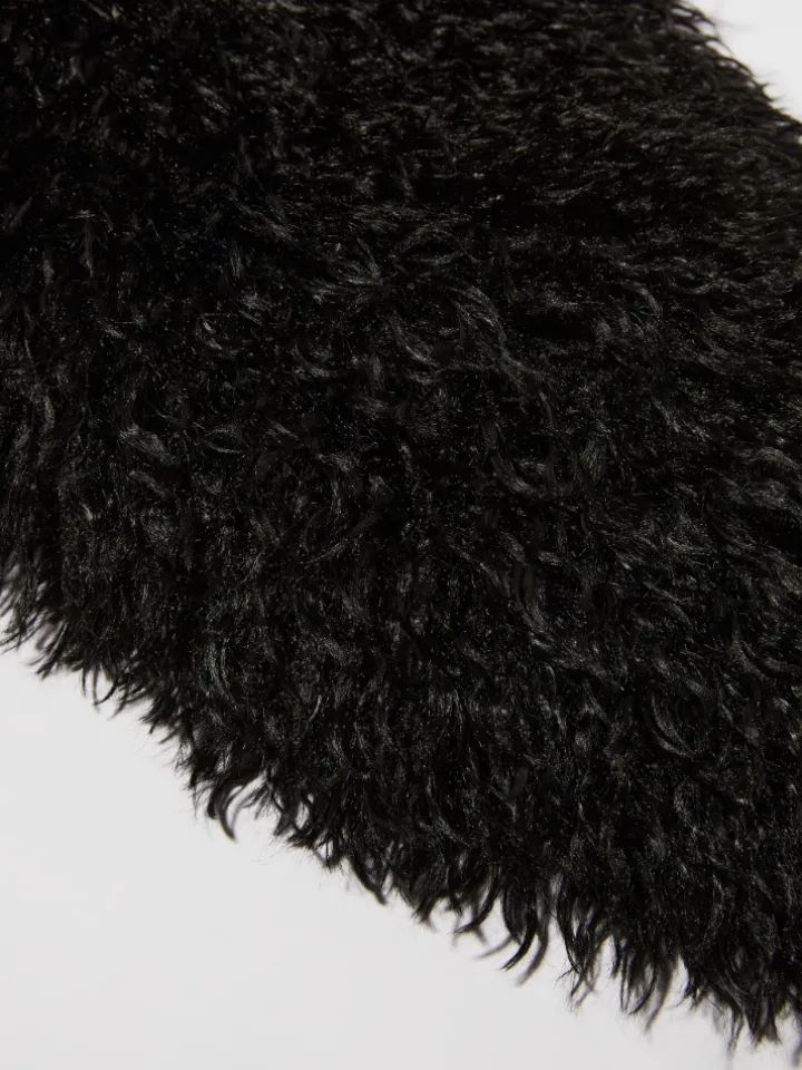 Frisé plush stole - black
